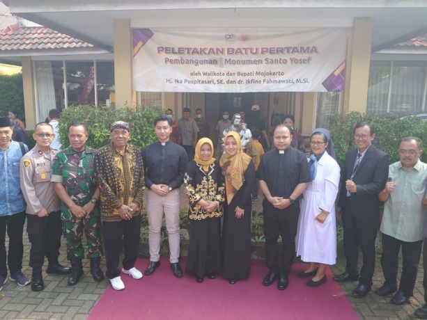 MONUMEN: Wali Kota Ika Puspitasari dan Bupati Ikfina Fahmawati turut menghadiri peletakan batu pertama monumen di Gereja St Yosef Kota Mojokerto, Selasa (2/4). (Indah Oceananda/JPRM)