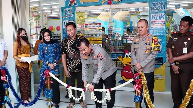DIRESMIKAN: Kapolda Jatim Irjen Pol Dr. Toni Harmanto M.H menggunting pita sebagai simbolis dibukanya Indomaret Primkoppol Polresta Mojokerto, kemarin (17/5). (Indah Oceananda/JPRM)