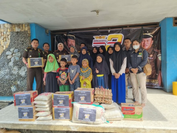 BERBAGI: Kejari Kabupaten Mojokerto menggelar kegiatan bakti sosial di Panti Asuhan Al Muqorrobin yang menjadi rangkaian kegiatan peringatan HUT ke 72 Persaja, kemarin (8/5). (Dok Kejari Kabupaten Mojokerto for JPRM)