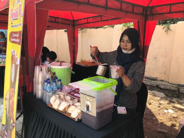 SEGAR: Es coklat ’’Nyoklat Kuy’’ buka lapak saat Lomba Drumband Piala Wali Kota Cup ke X di GOR dan Seni Majapahit, Jalan Gajah Mada selatan. (Indah Oceananda/JPRM)