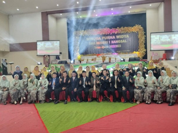 KOMPAK: Kepala sekolah beserta seluruh guru SMA Negeri 1 Bangsal usai acara kegiatan wisuda purna widya angkatan ke-24 di Gedung Graha PPNI, kemarin (15/5). (Indah Oceananda/JPRM)