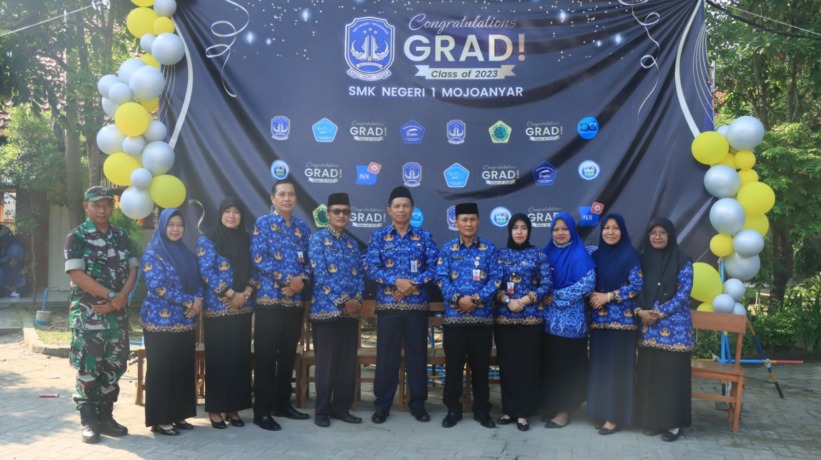 TERDEPAN: Kepala SMKN 1 Mojoanyar Hidayat bersama para tenaga pendidik saat acara wisuda kelas XII, Selasa (23/5). (Indah Ocenanda/JPRM)