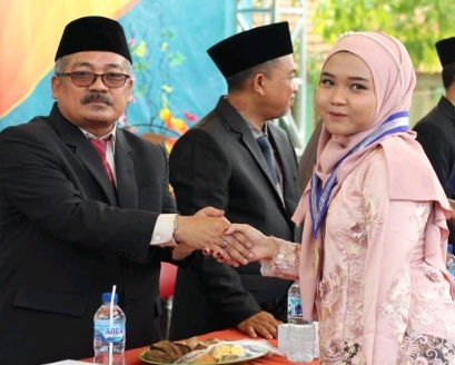 DIWISUDA: Kepala SMKN 1 Kemlagi Agus Ubaidillah memberikan selamat kepada salah satu siswa yang telah dinyatakan lulus, Kamis (9/5).