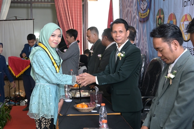 BAHAGIA: Kepala SMKN 1 Pungging memberikan ucapan selamat kepada salah satu lulusan angkatan ke-XXIV. (dok SMKN 1 Pungging for JPRM)