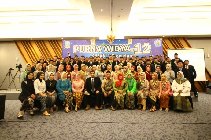 SUKSES: Murid SMKN 1 Trowulan angkatan ke-12 dinyatakan lulus seratus persen dalam acara wisuda purna widya di Ayola Sunrise Hotel, kemarin (10/5). (Indah Oce/JPRM)