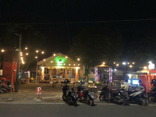 MENARIK: Suasana Pujasera Pendopo Rakyat yang mengangkat konsep merakyat dan tradisional didirikan di lahan rumah bersejarah yang berada di Jalan Ahmad Yani, Kota Mojokerto. (Indah Oceananda/JPRM)