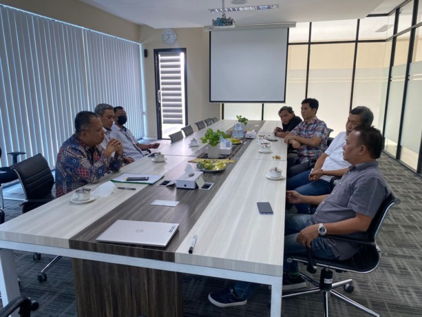 SINERGIS: Direktur JPRM M. Nur Kholis didampingi General Manajer Abi Mukhlisin, Manajer Keuangan Niko Suseno Jaya, dan Manajer SDM dan Quality Control Fredy Hariawan, disambut baik Kepala BPJS Ketenagakerjaan Cabang Mojokerto Zulkarnain Mahading, di kanto
