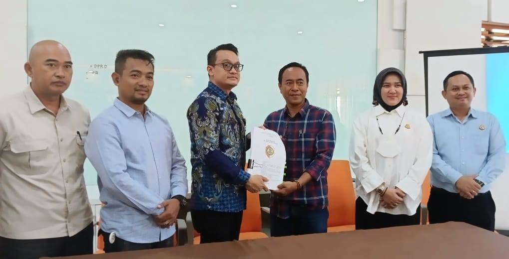 SINERGITAS: Kepala Dinas PUPR Kabupaten Mojokerto, Ir. Rinaldi Rizal Sabirin, ST, MBA bersama APH dari kejaksaan dan kepolisian, secara simbolis menyerahkan komitmen kontrak sebagai tanda dimulainya pelaksanaan proyek. (Khudori Aliandu/JPRM)