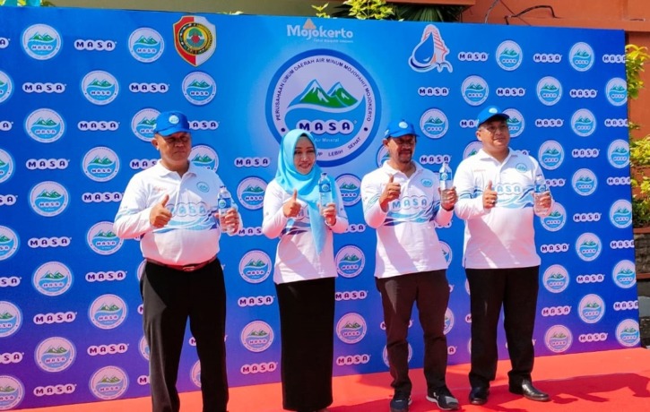 SEGAR DARI MASA KE MASA: Launching produk ini dilakukan oleh Bupati Ikfina Fahmawati bersama Sekdakab Mojokerto Teguh Gunarko, dewan pengawas Ludfi Ariyono, dan Direktur Perumdam Mojopahit Mojokerto Fayakun Hidayat, Rabu (29/5). (Khudori Aliandu/JPRM)