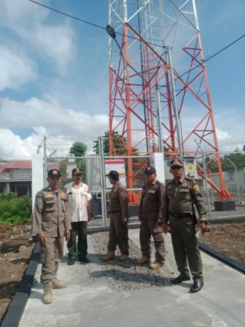 KROSCEK LOKASI: Sapol PP Kabupaten Mojokerto melakukan kroscek lokasi pendirian tower yang tak dilengkapi dokumen periinan, Selasa (2/5). (Khudori Aliandu/JPRM)