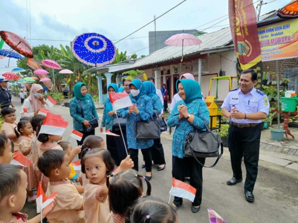 DINILAI: Kunjungan tim penilai lomba PKK Sehat Lestari Berencana Provinsi Jatim mendapat sambutan anak didik jenjang PAUD, Rabu (10/5).