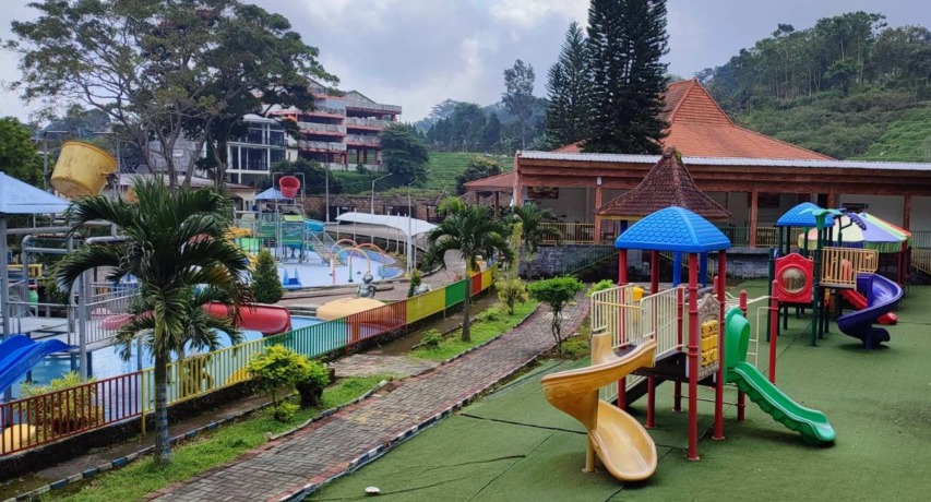 WISATA KELUARGA: Wisata Ubalan Water Park di Kecamatan Pacet, milik Pemkab Mojokerto dilengkapi berbagai wahana permainan anak.