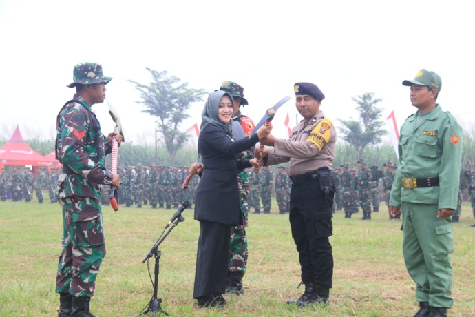 SINERGITAS: Bupati Ikfina Fahmawati resmi membuka TMMD Ke-116 di Desa Randuharjo, Kecamatan Pungging, Rabu (10/5). (Diskominfo Kabupaten Mojokerto for JPRM)