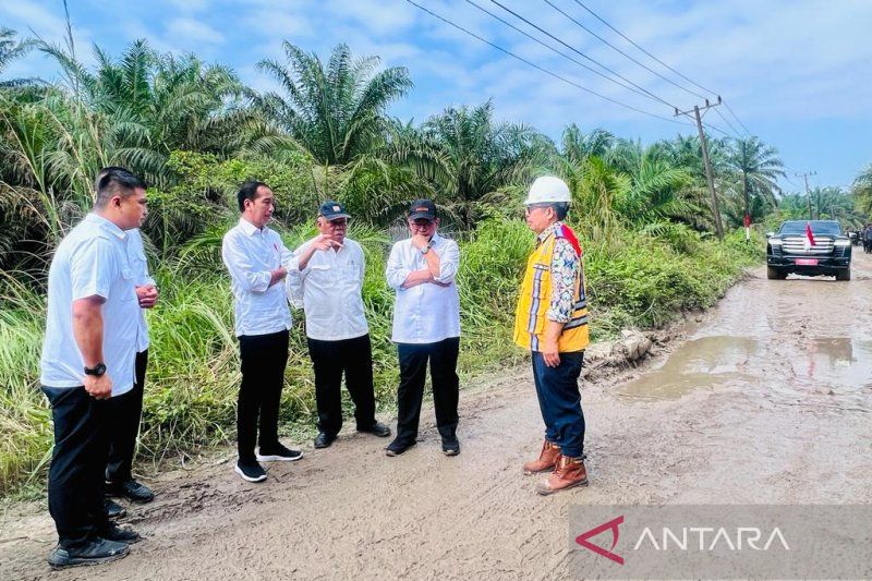 Tangkap layar - Presiden Joko Widodo melakukan peninjauan kondisi ruas jalan Gunting Saga di Kabupaten Labuhanbatu Utara, sebagaimana ditayangkan dalam kiriman video, Rabu (17/5/2023). ANTARA/Mentari Dwi Gayati