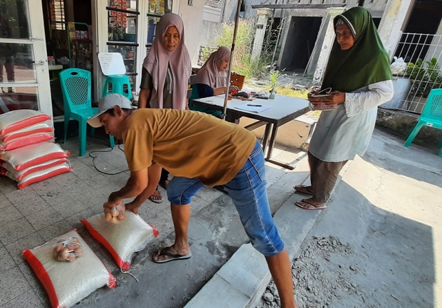 DISALURKAN: KPM membelanjakan BPNT APBD dengan membeli bahan pangan berupa beras dan telur di e-warong Kelurahan Miji, Rabu (31/5). (Rizal Amrulloh/JPRM)