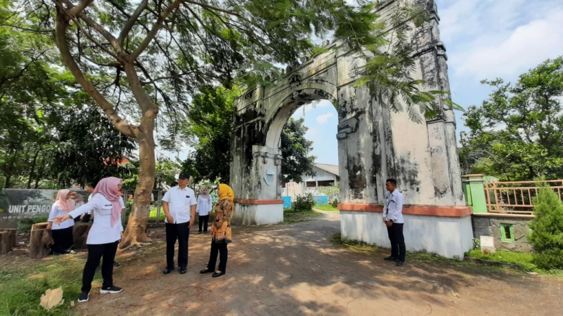DIREVITALISASI: Wali Kota Ika Puspitasari saat meninjau gapura cagar budaya di kompleks Pasar Hewan Sekarputih yang akan dibangun taman pekan lalu. (Rizal Amrulloh/JPRM)