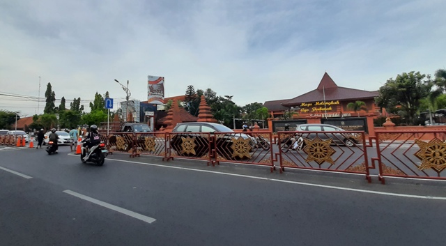 EVENT KOTA: Ruas Jalan Gajah Mada di depan Kantor Wali Kota Mojokerto menjadi salah satu rute yang dilalui pada Kirab Ritual dan Budaya HUT Kelenteng Hok Sian Kiong yang digelar Minggu (14/5). (Rizal Amrulloh/JPRM)