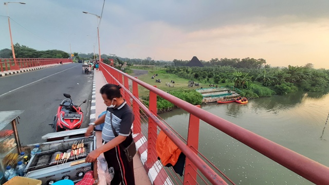 DESTINASI BARU: Kawasan Sungai Ngotok, Jembatan Rejoto, Kecamatan Prajurit Kulon, Kota Mojokerto yang akan dibangun proyek strategis nasional berupa Taman Wisata Mojopahit. (Rizal Amrulloh/JPRM)