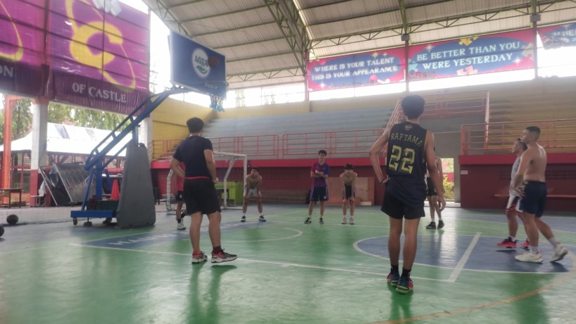 ASAH MENTAL: Tim basket putra Kabupaten Mojokerto berlatih di GOR SMAN 1 Puri. Tadi malam, skuad basket melawat ke Surabaya untuk uji coba lawan CLS Knights Indonesia. (Martda Vadetya/JPRM)