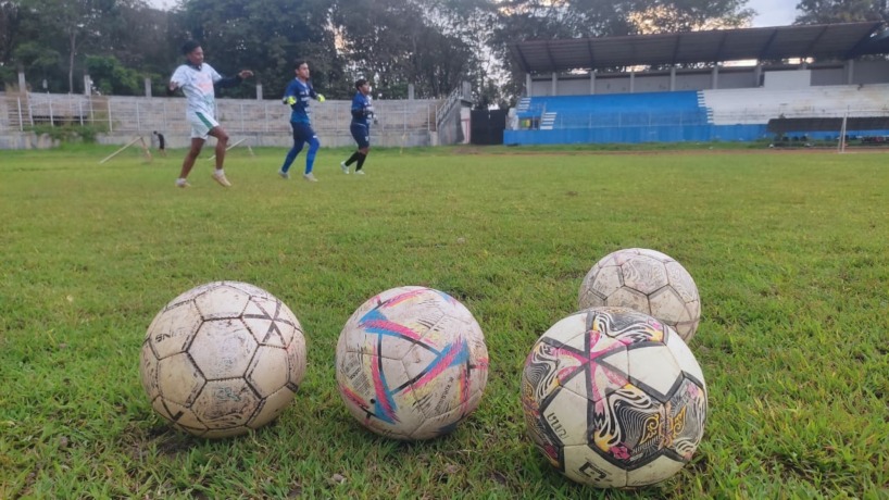 DIGEMBLENG: Pelatih kiper tim porprov Kabupaten Mojokerto Suyanto (kiri) memimpin pemanasan para penjaga gawang saat latihan di Stadion Gelora Gajah Mada, Mojosari. (Martda Vadetya/JPRM)