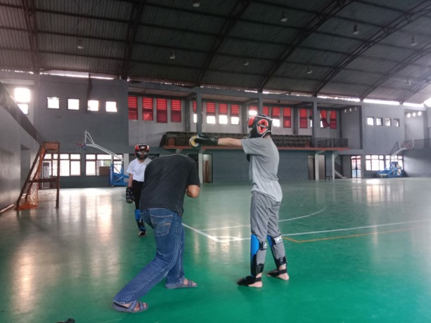 DITINGKATKAN: Boxer putri Kabupaten Mojokerto melakoni pemusatan latihan di GOR Indoor Mojosari. (Martda Vadetya/JPRM)