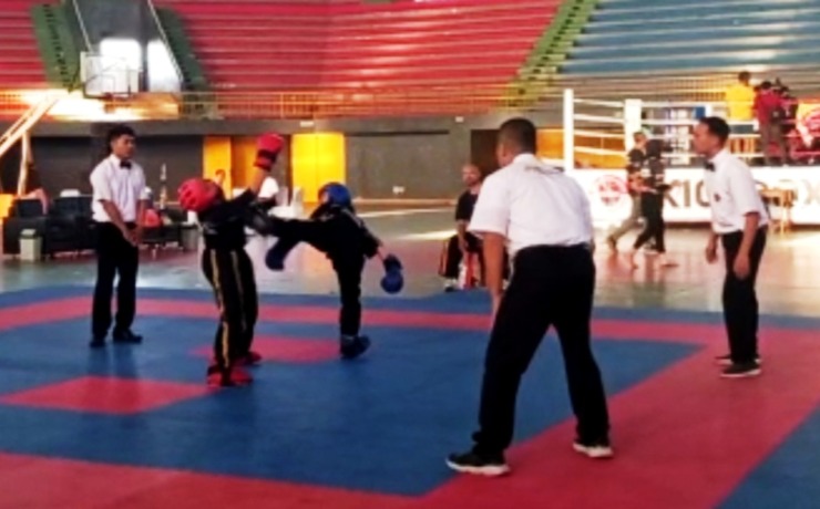FIGHT: Atlet kick boxing Kabupaten Mojokerto bertarung merebut prestasi di kejuaraan Piala Walikota Kediri.