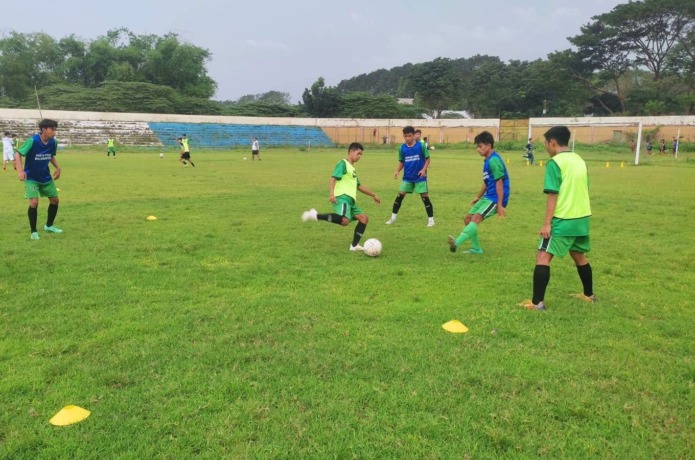 INSTING MENYERANG: Skuad Kabupaten Mojokerto fokus berlatih skema menyerang. Mereka bakal tampil all out untuk membombardir pertahanan tim Kabupaten Gresik di laga uji coba Sabtu (27/5). (Martda Vadetya/JPRM)