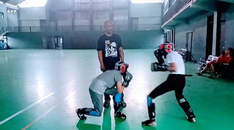 ASAH SKILL: Atlet kick boxing Kabupaten Mojokerto tengah berlatih di GOR Indoor Mojosari. Pertengahan Mei nanti mereka bakal turun di open turnamen besutan Kota Kediri. (Martda Vadetya/JPRM)