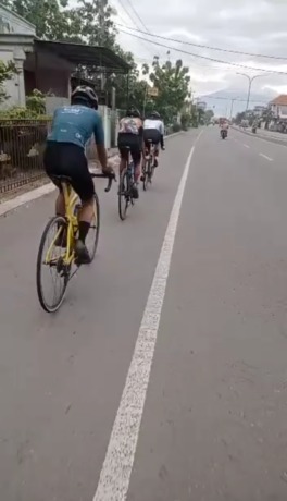 POTENSIAL: Pengkab ISSI Mojokerto menggeber pemusatan latihan porprov. Venue nomor BMX yang belum jelas semakin menguatkan mereka hanya turun di nomor road race. (Martda Vadetya/JPRM)