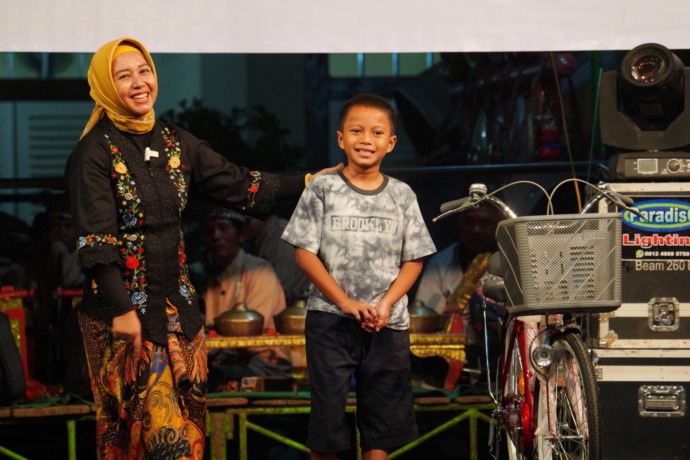 INTERAKSI: Wali Kota Ika Puspitasari berinteraksi dengan salah satu penonton pentas ludruk dari kalangan anak-anak. (dok Diskominfo Kota Mojokerto for JPRM)