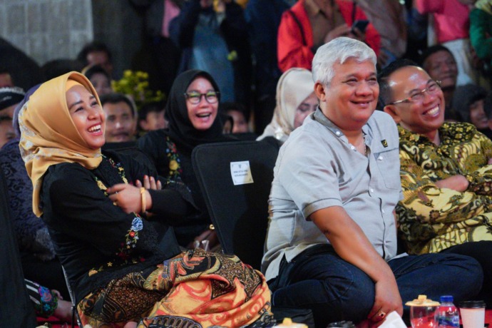 HIBURAN RAKYAT: Wali Kota Ika Puspitasari bersama Wakil Ketua DPRD Kota Mojokerto Sonny Basoeki Rahardjo terhibur penampilan dagelan Cak Kirun Cs pada pertunjukan ludruk di halaman SDN Purwotengah, Kamis (1/6) malam. (dok Diskominfo Kota Mojokerto for JPR