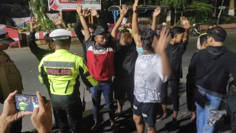 GAGAL KONVOI: Sekelompok pesilat asal Sidoarjo digeledah petugas saat terjaring razia gabungan Satlantas Polres Mojokerto Kota di Simpang Tiga kantor PMI utara Alun-Alun Kota Mojokerto, Jumat (2/6).  (Farisma Romawan/JPRM)