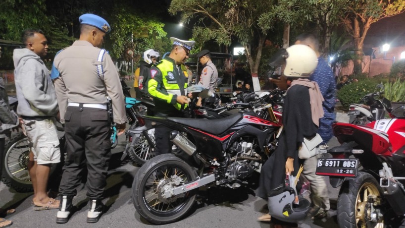 APES: Pengendara motor terjaring razia lalu lintas di simpang tiga kantor PMI, Utara Alun-alun Kota Mojokerto, Sabtu (3/6) malam. (Farisma Romawan/JPRM)