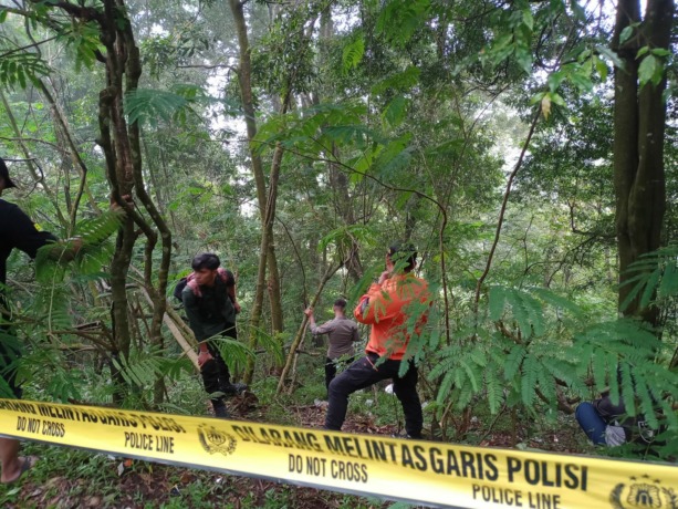 POLICE LINE: Petugas menyelidiki bungkusan karung yang diduga mayar di jurang jalur Pacet-Cangar, Kecamatan Pacet, Kabupaten Mojokerto, Rabu (7/6). (Adi Nugroho/JPRM)