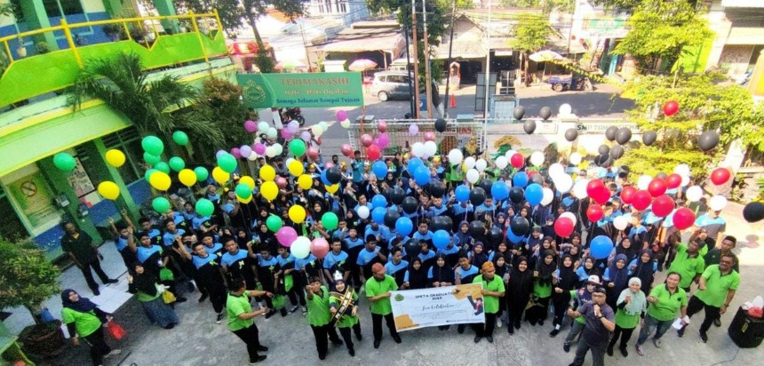 LULUS: Siswa SMP Tamansiswa Kota Mojokerto merayakan kelulusan di sekolah, Kamis (8/6). (Arief Hikmawan/JPRM)