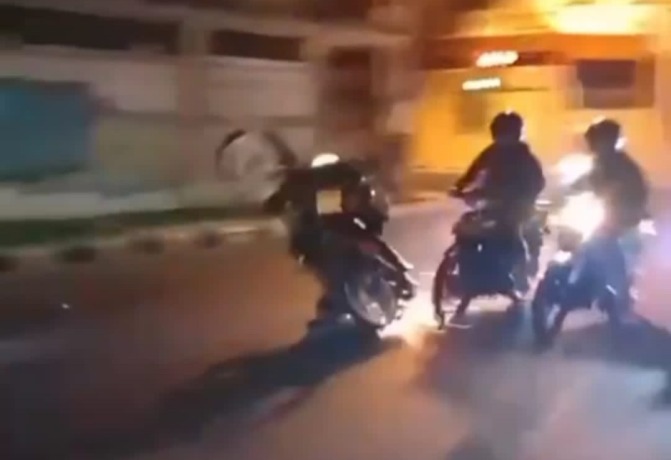 ADU LIAR: Sejumlah pebalap liar dalam video yang viral di media sosial tampak tersungkur di lokasi yang diduga Jalan Mojopahit Kota Mojokerto. (Tangkapan layar Farisma Romawan/JPRM)