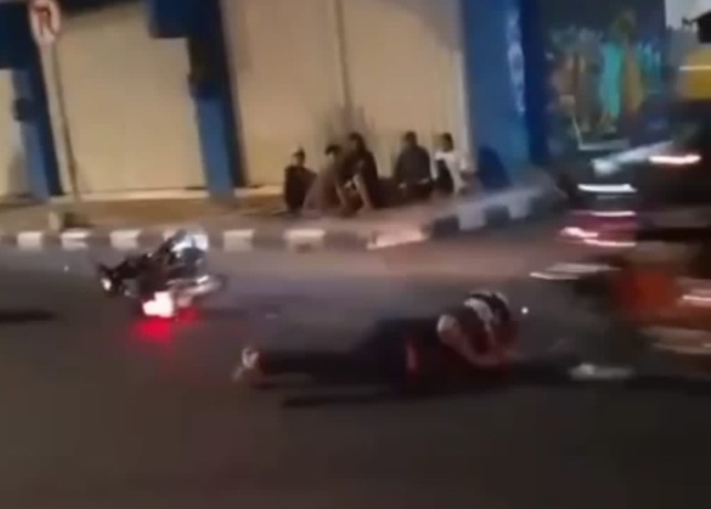 TERSUNGKUR: Sejumlah pebalap liar dalam video yang viral di media sosial tampak tersungkur di lokasi yang diduga Jalan Mojopahit Kota Mojokerto. (Tangkapan layar Farisma Romawan/JPRM)