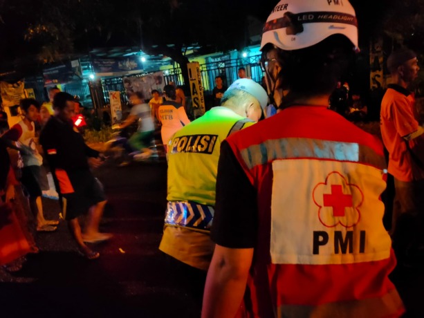 LAKA TUNGGAL: Petugas PMI Kabupaten Mojokerto dibantu warga dan relawan mengevakuasi korban kecelakaan. (dok PMI Kabupaten Mojokerto for JPRM)