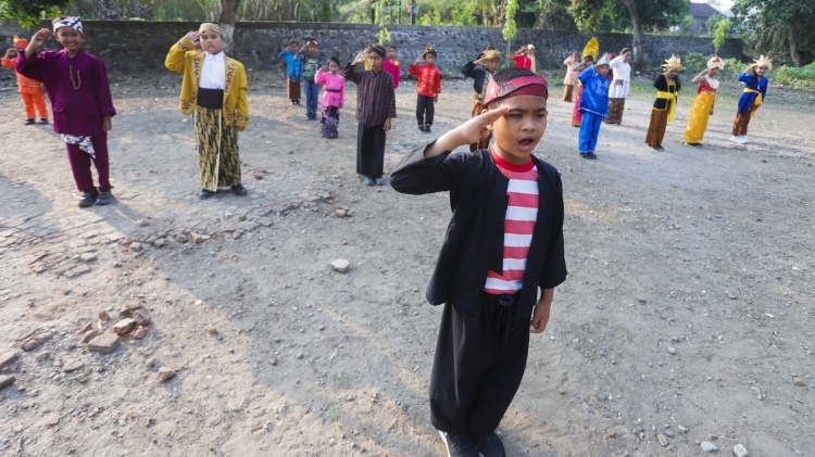 KHIDMAT: Siswa SD Negeri 2 Pucuk, Desa Pucuk, Kecamatan Dawarblandong, Kabupaten Mojokerto upacara peringatan Hari Lahir Pancasila, Kamis (1/6/2023). (Sofan Kurniawan/JPRM)