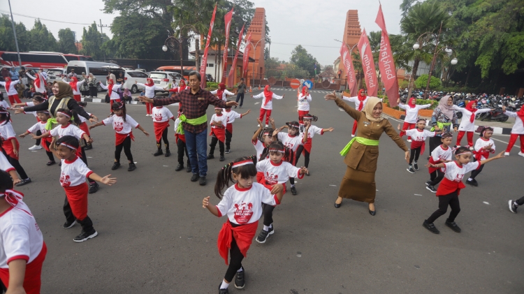 TARI BARENG: Bupati Ikfina Fahmawati dan Direktur Jawa Pos Radar Mojokerto M Nur Kholis menari bersama ratusan siswa TK sebagai pembuka acara grand final Lomba Kreativitas Ibu dan Anak di halaman kantor Pemkab Mojokerto, Senin (12/6). (Sofan Kurniawan/JPR