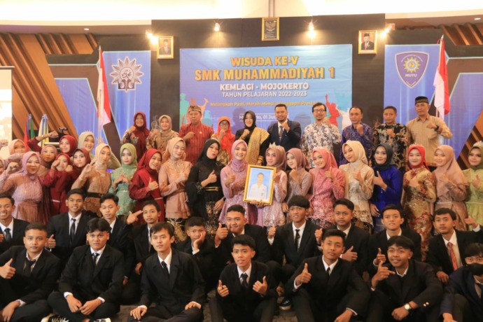 KENANGAN: Bupati Ikfina Fahmawati bersama Kepala Cabang Dinas Pendidikan Provinsi Jawa Timur Wilayah Kabupaten-Kota Mojokerto Trisilo Budi Prasetyo berfoto bersama para wisudawan SMK Muhammadiyah I Kemlagi. (SMK Muhammadiyah I Kemlagi for JPRM)