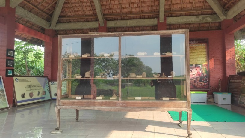 EDUKATIF: Deretan artetak kuno beserta narasi penjelasannya yang dipajang di Museum Kaputren (Pendopo Pertanian), Desa Klinterejo, Kecamatan Sooko. (Martda Vadetya/JPRM)