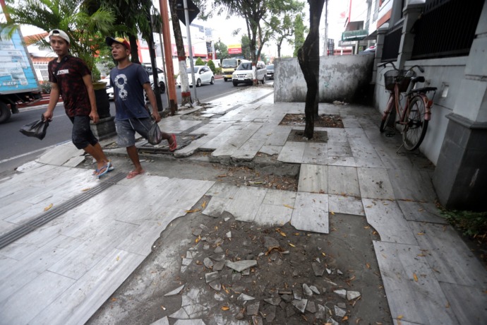 AKAN DIREHAB: Jalur pedestrian di ruas Jalan Gajah Mada, Kota Mojokerto yang menjadi salah satu prioritas untuk direvitalisasi tahun ini. (Sofan Kurniawan/JPRM)