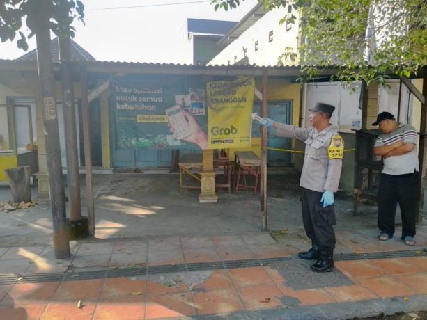IDENTIFIKASI: Petugas Polsek Prajurit Kulon melakukan olah TKP penemuan korban meninggal dunia di Jalan Mojopahit, Lingkungan Penarip, Kelurahan/Kecamatan Kranggan, Kota Mojokerto, Rabu (7/6) . (Adi Nugroho/JPRM)