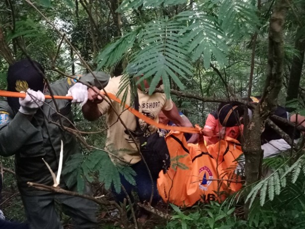 EVAKUASI: Proses evakuasi mayat dalam koper yang terbungkus karung di jalur Pacet-Cangar, kawasan Gajah Mungkur, Desa/Kecamatan Pacet, Kabupaten Mojokerto, Rabu (7/6). (Adi Nugroho/JPRM)