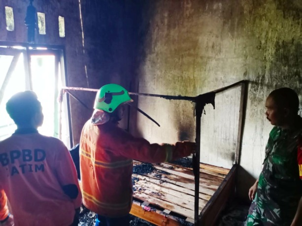 TAK TERSISA: Petugas damkar mengevakuasi sejumlah barang yang terbakar di kamar rumah milik Sulama di Desa Bangeran, Kecamatan Dawarblandong, Jumat (2/6/2023). (BPBD Kabupaten Mojokerto for JPRM)