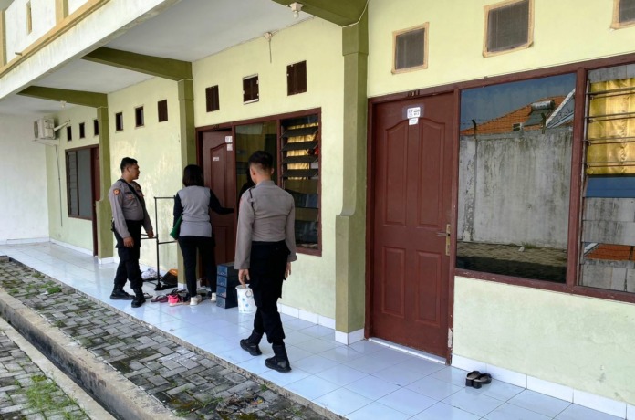 ASUSILA: Petugas Satsabhara Polres Mojokerto Kota saat merazia rumah kos di kawasan Kelurahan/Kecamatan Kranggan Kota Mojokerto Mei lalu. (dok Polres Mojokerto Kota for JPRM)