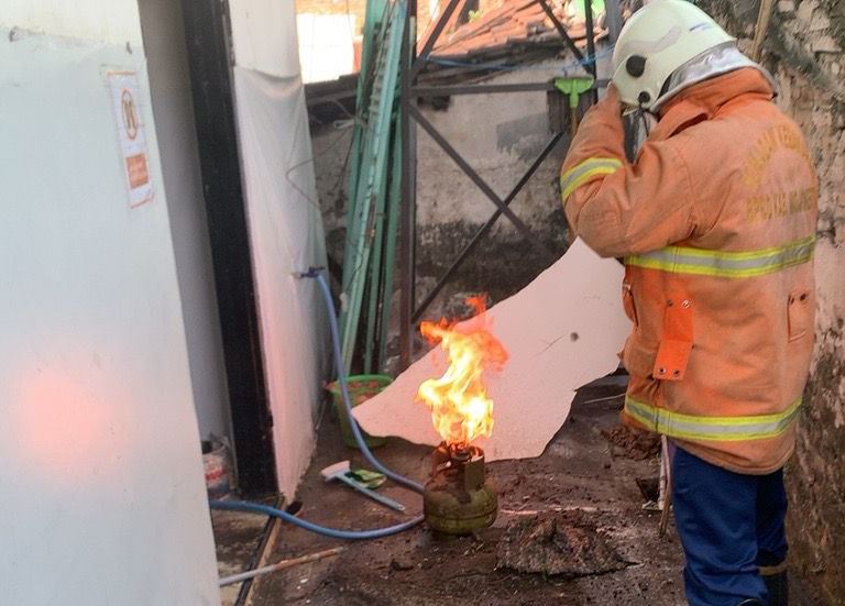 BIKIN PANIK: Petugas melakukan penanganan kebakaran di Dusun Sidomulyo, Desa Genukwatu, Kecamatan Bangsal, Kabupaten Mojokerto, Jumat (2/6). (Damkar Kabupaten for JPRM)