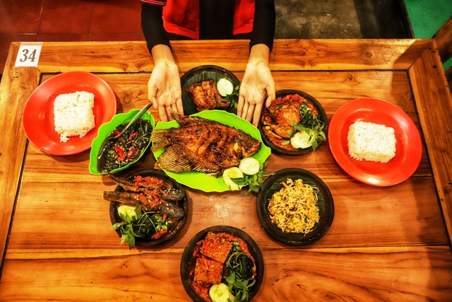 PAKET LENGKAP: Menu paket murah yang disediakan di Sambelan Warung Cak Muk selama Mojokerto Shopping Festival 2023. (Sofan Kurniawan/JPRM)