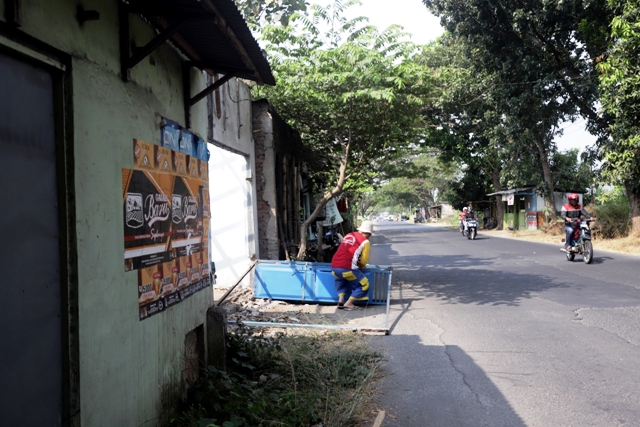 BONGKAR MANDIRI: Bangunan liar di sempadan sungai Desa Modongan, Kecamatan Sooko, Kabupaten Mojokerto, sudah dibongkar, Senin (5/6). (Sofan Kurniawan/JPRM)